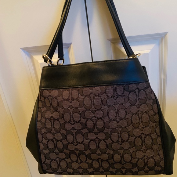 Authentic  COACH HANDBAG - Picture 4 of 8